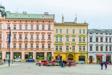 OLOMOUC, CZECH REPUBLIC, APRIL 16, 2016: Czech kentindeki üst meydanın görünümü, dünya mirası listesinde yer alan kutsal üçleme sütununun baskın olduğu yer..