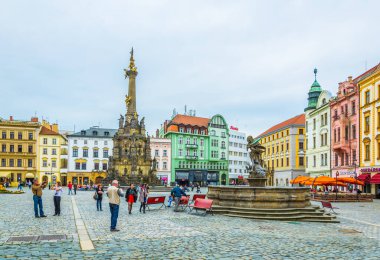 OLOMOUC, CZECH REPUBLIC, APRIL 16, 2016: Czech kentindeki üst meydanın görünümü, dünya mirası listesinde yer alan kutsal üçleme sütununun baskın olduğu yer..