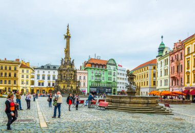 OLOMOUC, CZECH REPUBLIC, APRIL 16, 2016: Czech kentindeki üst meydanın görünümü, dünya mirası listesinde yer alan kutsal üçleme sütununun baskın olduğu yer..