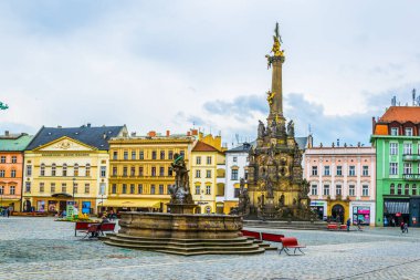 OLOMOUC, CZECH REPUBLIC, APRIL 16, 2016: Czech kentindeki üst meydanın görünümü, dünya mirası listesinde yer alan kutsal üçleme sütununun baskın olduğu yer..