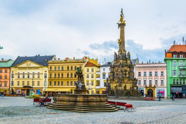 OLOMOUC, CZECH REPUBLIC, APRIL 16, 2016: Czech kentindeki üst meydanın görünümü, dünya mirası listesinde yer alan kutsal üçleme sütununun baskın olduğu yer..