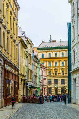 OLOMOUC, CZECH REPUBLIC, 16 Nisan 2016: Çek Cumhuriyeti 'nin Olomouc kentinin merkezinde bir caddenin görüntüsü.