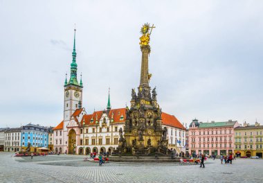 OLOMOUC, CZECH REPUBLIC, 16 Nisan 2016: Meşhur üçlü sütuna sahip Czech kentinin belediye binasının manzarası.