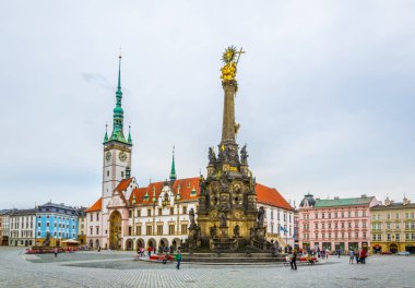 OLOMOUC, CZECH REPUBLIC, 16 Nisan 2016: Meşhur üçlü sütuna sahip Czech kentinin belediye binasının manzarası.