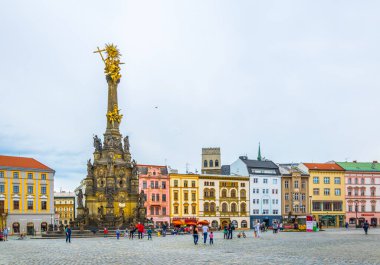 OLOMOUC, CZECH REPUBLIC, APRIL 16, 2016: Czech kentindeki üst meydanın görünümü, dünya mirası listesinde yer alan kutsal üçleme sütununun baskın olduğu yer..