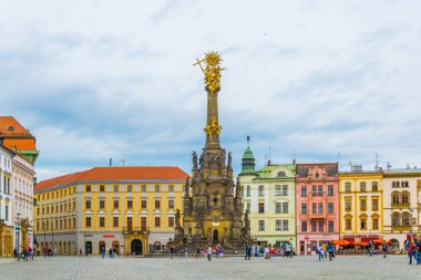 OLOMOUC, CZECH REPUBLIC, APRIL 16, 2016: Czech kentindeki üst meydanın görünümü, dünya mirası listesinde yer alan kutsal üçleme sütununun baskın olduğu yer..