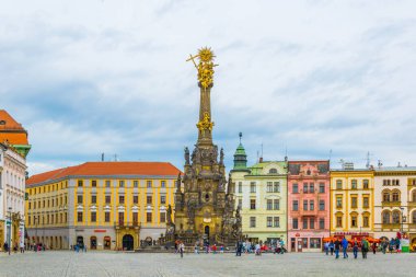 OLOMOUC, CZECH REPUBLIC, APRIL 16, 2016: Czech kentindeki üst meydanın görünümü, dünya mirası listesinde yer alan kutsal üçleme sütununun baskın olduğu yer..