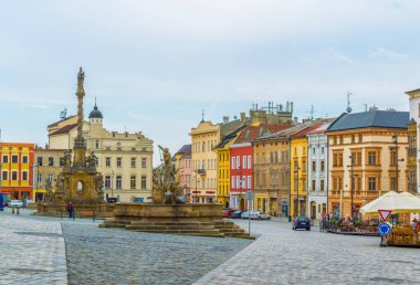 OLOMOUC, CZECH REPUBLIC, 16 NİSAN 2016: Czech şehir olomuzunun alt karesinin görüntüsü.
