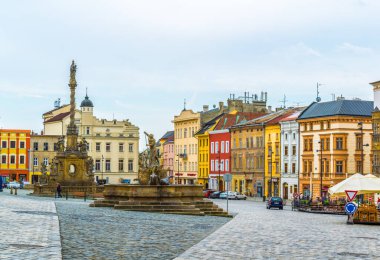 OLOMOUC, CZECH REPUBLIC, 16 NİSAN 2016: Czech şehir olomuzunun alt karesinin görüntüsü.