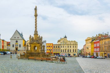 OLOMOUC, CZECH REPUBLIC, 16 NİSAN 2016: Czech şehir olomuzunun alt karesinin görüntüsü.