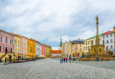 OLOMOUC, CZECH REPUBLIC, 16 NİSAN 2016: Czech şehir olomuzunun alt karesinin görüntüsü.