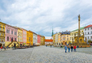 OLOMOUC, CZECH REPUBLIC, 16 NİSAN 2016: Czech şehir olomuzunun alt karesinin görüntüsü.