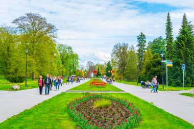 OLOMOUC, CZECH REPUBLIC, 16 Nisan 2016: Olomouc kentindeki smetana bahçesinin manzarası.
