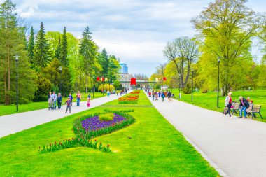 OLOMOUC, CZECH REPUBLIC, 16 Nisan 2016: Olomouc kentindeki smetana bahçesinin manzarası.