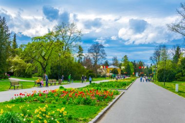 OLOMOUC, CZECH REPUBLIC, 16 Nisan 2016: Olomouc kentindeki smetana bahçesinin manzarası.