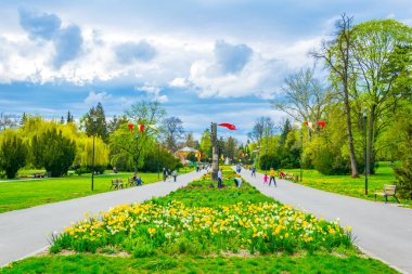 OLOMOUC, CZECH REPUBLIC, 16 Nisan 2016: Olomouc kentindeki smetana bahçesinin manzarası.