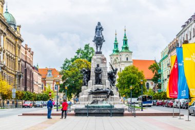 KRAKOW, POLAND, 11 Ağustos 2016: Krakow, Polonya 'daki Grunwald anıtının önünde insanlar duruyor.