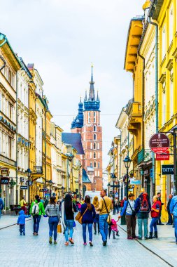 KRAKOW, POLAND, 11 AĞUSTOS 2016: İnsanlar Florianska caddesinden Krakow / Cracow, Polonya 'daki Aziz Mary Kilisesi' ne doğru yürüyorlar.