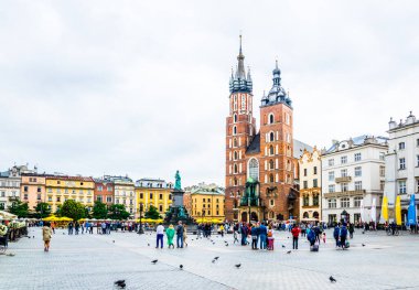 KRAKOW, POLAND, 11 AĞUSTOS 2016: Polonya 'nın Krakow / Krakow kentindeki Aziz Mary Kilisesi' nin önünden insanlar geçiyor.
