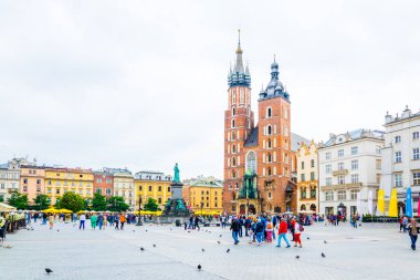 KRAKOW, POLAND, 11 AĞUSTOS 2016: Polonya 'nın Krakow / Krakow kentindeki Aziz Mary Kilisesi' nin önünden insanlar geçiyor.