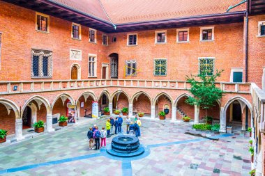 KRAKOW, POLAND, 11 AĞUSTOS 2016: Polonya 'nın Krakow / Krakow kentindeki Jagiellon Üniversitesi' nin ana avlusundan insanlar geçiyor.