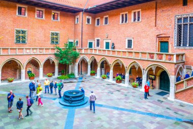 KRAKOW, POLAND, 11 AĞUSTOS 2016: Polonya 'nın Krakow / Krakow kentindeki Jagiellon Üniversitesi' nin ana avlusundan insanlar geçiyor.