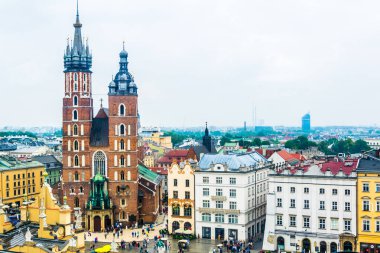 KRAKOW, POLAND, 11 AĞUSTOS 2016: Polonya Krakow / Krakow kentindeki Saint Mary Kilisesi 'nin havadan görünüşü.