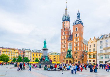 KRAKOW, POLAND, 11 AĞUSTOS 2016: Polonya 'nın Krakow / Krakow kentindeki Aziz Mary Kilisesi' nin önünden insanlar geçiyor.