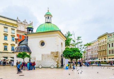 KRAKOW, POLAND, 11 AĞUSTOS 2016: Polonya 'nın Krakow / Krakow kentindeki Saint Adalbert kilisesinin önünden insanlar geçiyor.