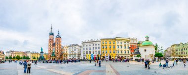 KRAKOW, POLAND, HAZİRAN 11 AĞUSTOS 2016: St. Mary Kilisesi ve Krakow / Krakow kentindeki Saint Adalbert Kilisesi 'nin bulunduğu Rynek parlayan ana meydanı panoraması.