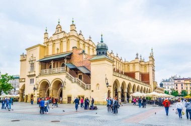 KRAKOW, POLAND, HAZİRAN 11 AĞUSTOS 2016: Krakow, Polonya 'daki Sukiennice Pazar Yeri' nin (Kumaş Salonu, Drapers 'Hall) önünde insanlar geziniyor
