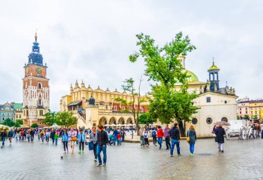 KRAKOW, POLAND, HAZİRAN 11 AĞUSTOS 2016: Polonya 'nın Krakow / Krakow kentindeki belediye binası ve sukiennice pazar yeri olan Rynek parlayan ana meydanının panoraması.