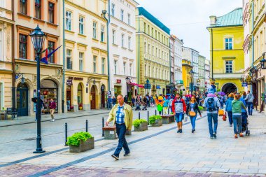 KRAKOW, POLAND, 11 AĞUSTOS 2016: İnsanlar Grodzka caddesinden Krakow / Cracow, Polonya 'daki Aziz Andrew kilisesine doğru yürüyor.