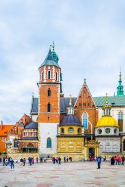KRAKOW, POLAND, 11 AĞUSTOS 2016: Polonya 'nın Krakow / Cracow kentindeki Wawel şatosunun avlusunda insanlar yürüyor.