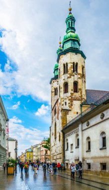 KRAKOW, POLAND, 11 AĞUSTOS 2016: İnsanlar Grodzka caddesinden Krakow / Cracow, Polonya 'daki Aziz Andrew kilisesine doğru yürüyor.