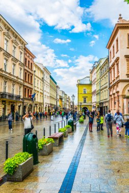 KRAKOW, POLAND, 11 AĞUSTOS 2016: Krakow / Cracow, Polonya 'daki Grodzka caddesinde insanlar yürüyor.