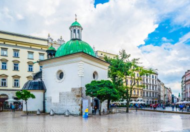 KRAKOW, POLAND, 11 AĞUSTOS 2016: Polonya 'nın Krakow / Krakow kentindeki Saint Adalbert kilisesinin önünden insanlar geçiyor.