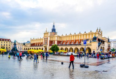 KRAKOW, POLAND, HAZİRAN 11 AĞUSTOS 2016: Krakow, Polonya 'daki Sukiennice Pazar Yeri' nin (Kumaş Salonu, Drapers 'Hall) önünde insanlar geziniyor