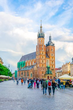 KRAKOW, POLAND, 11 AĞUSTOS 2016: Polonya 'nın Krakow / Krakow kentindeki Aziz Mary Kilisesi' nin önünden insanlar geçiyor.