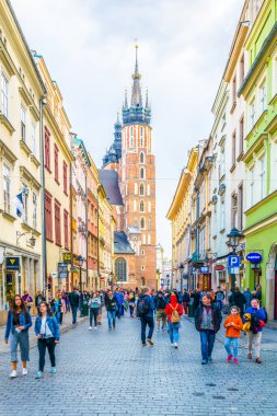 KRAKOW, POLAND, 11 AĞUSTOS 2016: İnsanlar Florianska caddesinden Krakow / Cracow, Polonya 'daki Aziz Mary Kilisesi' ne doğru yürüyorlar.