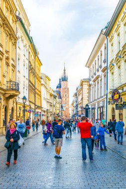 KRAKOW, POLAND, 11 AĞUSTOS 2016: İnsanlar Florianska caddesinden Krakow / Cracow, Polonya 'daki Aziz Mary Kilisesi' ne doğru yürüyorlar.