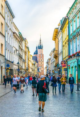 KRAKOW, POLAND, 11 AĞUSTOS 2016: İnsanlar Florianska caddesinden Krakow / Cracow, Polonya 'daki Aziz Mary Kilisesi' ne doğru yürüyorlar.