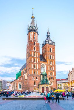 KRAKOW, POLAND, 11 AĞUSTOS 2016: Polonya 'nın Krakow / Krakow kentindeki Aziz Mary Kilisesi' nin önünden insanlar geçiyor.