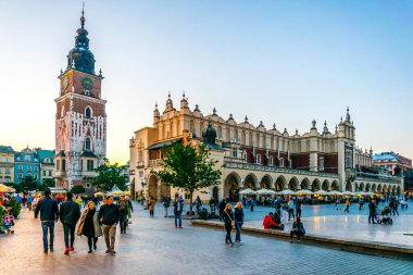 KRAKOW, POLAND, 11 AĞUSTOS 2016: Polonya 'nın Krakow / Krakow kentindeki belediye binası ve sukiennice pazar yeri ile Rynek parlayan ana meydanının panoraması.