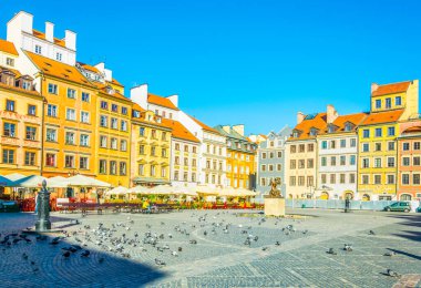 VARŞA, POLAND, AĞUSTOS 12 Ağustos 2016: Varşova 'daki eski kasaba meydanının yaz sabahı görüntüsü, Polonya.