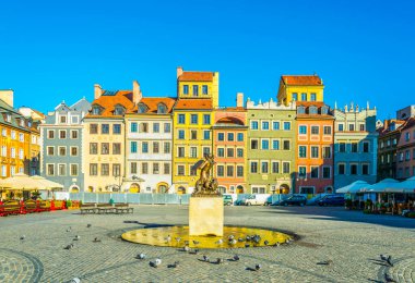 VARŞA, POLAND, AĞUSTOS 12 Ağustos 2016: Varşova 'daki eski kasaba meydanının yaz sabahı görüntüsü, Polonya.