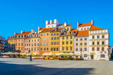 VARŞA, POLAND, AĞUSTOS 12 Ağustos 2016: Varşova 'daki eski kasaba meydanının yaz sabahı görüntüsü, Polonya.