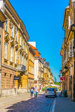 WARsaw, POLAND, AĞUSTOS 12 Ağustos 2016: Polonya 'nın eski Varşova kentindeki Freta caddesinin manzarası.