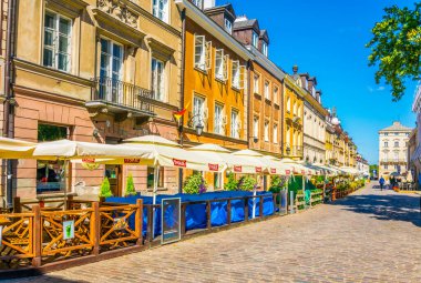 WARsaw, POLAND, AĞUSTOS 12 Ağustos 2016: Polonya 'nın eski Varşova kentindeki Freta caddesinin manzarası.