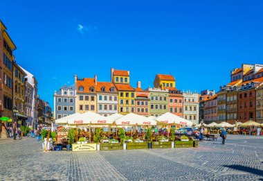 VARŞA, POLAND, AĞUSTOS 12 Ağustos 2016: Varşova 'daki eski kasaba meydanının yaz sabahı görüntüsü, Polonya.